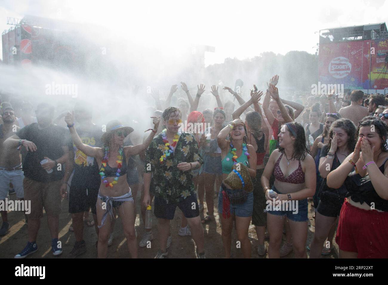 (180814) -- BUDAPEST, Aug. 14, 2018 -- Revellers cool down in a spray of water as they party in the record heat in front of the Main Stage at the Sziget Festival held in Budapest, Hungary on Aug. 13, 2018. ) (gj) HUNGARY-BUDAPEST-SZIGET FESTIVAL AttilaxVolgyi PUBLICATIONxNOTxINxCHN Stock Photo