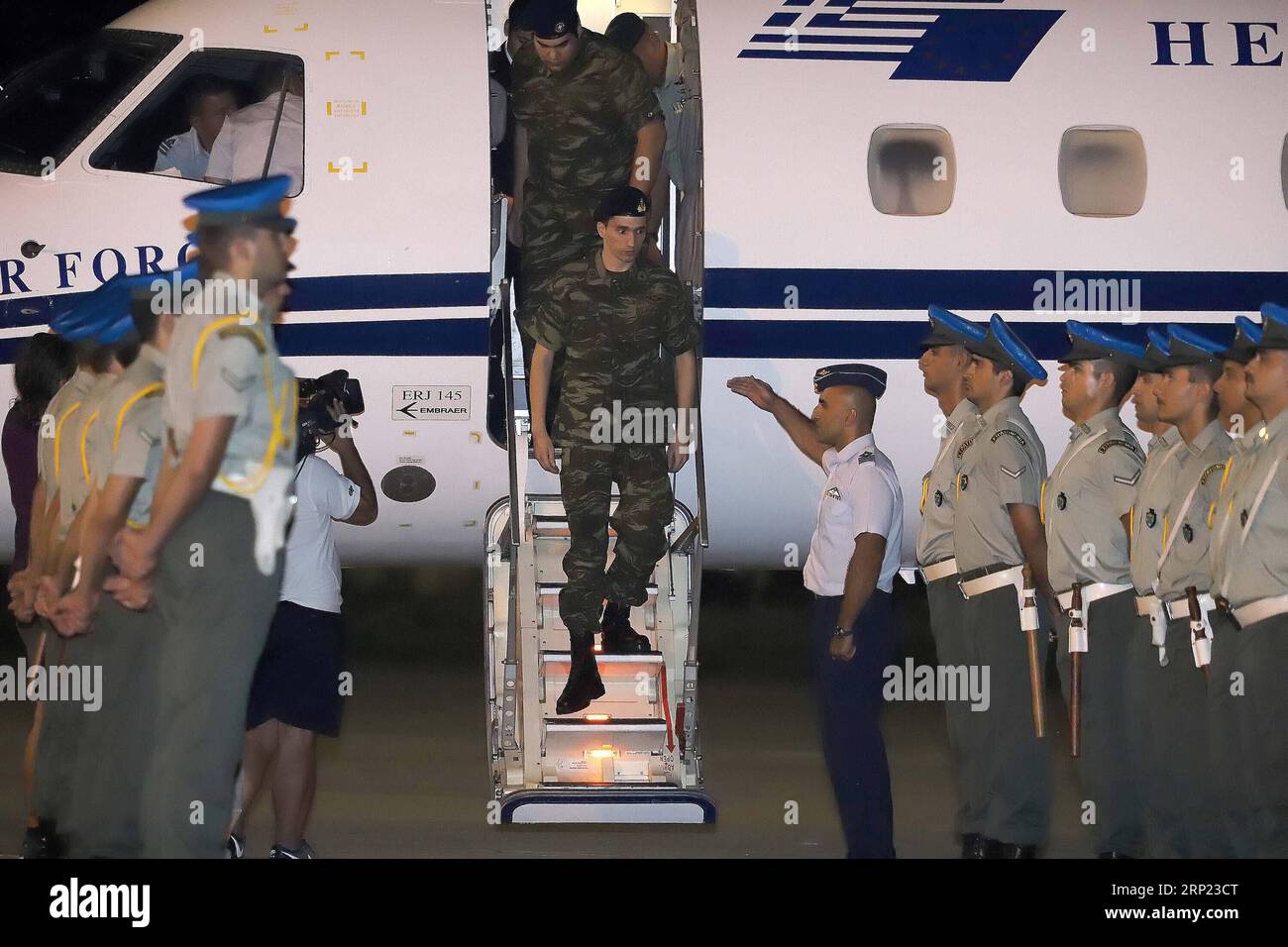 (180815) -- THESSALONIKI, Aug. 15, 2018 -- Greek army honor guards pay respects to two soldiers upon their arrival in Thessaloniki, Greece, on Aug. 15, 2018. The two Greek servicemen who had been detained in Turkey since March after accidentally crossing the border returned to Greece in the early hours Wednesday. ) GREECE-TURKEY-SOLDIERS-RELEASE FanixTripsani PUBLICATIONxNOTxINxCHN Stock Photo