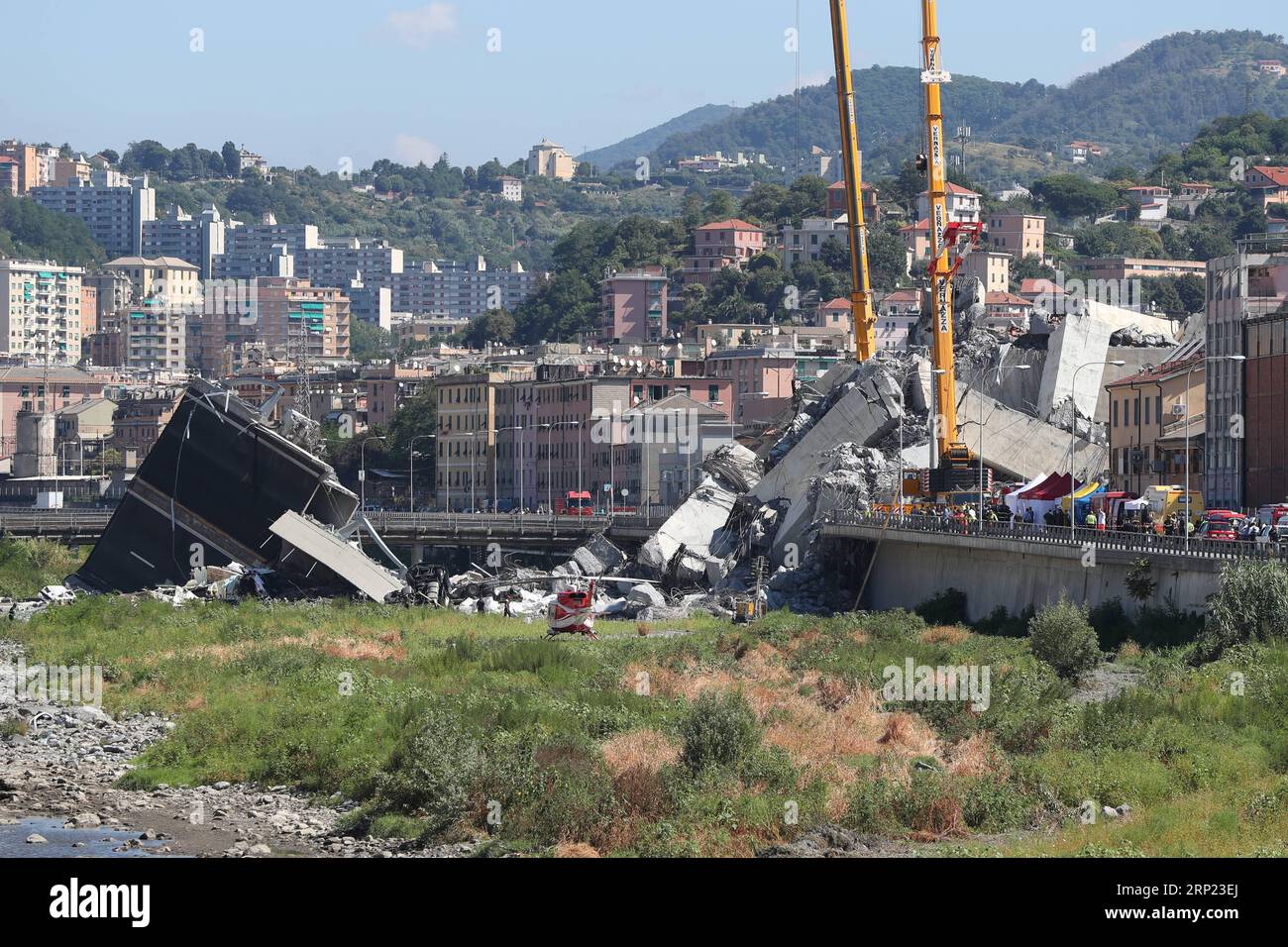 (180815) -- GENOA, Aug. 15, 2018 -- Rescuers work at the site of the collapsed bridge in Genoa, Italy, Aug. 15, 2018. At least 31 people died in Tuesday s collapse of a motorway bridge in Genoa, northwestern Italy, as search and rescue continued on Wednesday. ) (lrz) ITALY-GENOA-BRIDGE COLLAPSE ZhengxHuansong PUBLICATIONxNOTxINxCHN Stock Photo