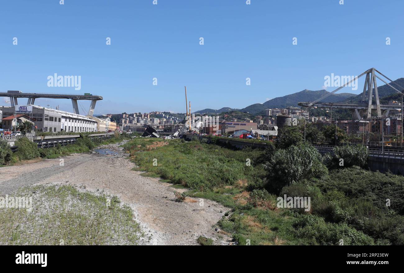 (180815) -- GENOA, Aug. 15, 2018 -- Rescuers work at the site of the collapsed bridge in Genoa, Italy, Aug. 15, 2018. At least 31 people died in Tuesday s collapse of a motorway bridge in Genoa, northwestern Italy, as search and rescue continued on Wednesday. ) (lrz) ITALY-GENOA-BRIDGE COLLAPSE ZhengxHuansong PUBLICATIONxNOTxINxCHN Stock Photo