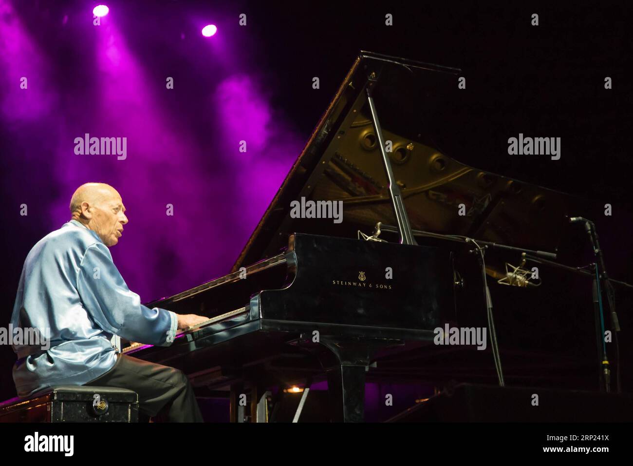 (180816) -- BUDAPEST, Aug. 16, 2018 -- Australian concert pianist David Helfgott performs during his concert in Papp Laszlo Sports Arena in Budapest, Hungary on Aug. 15, 2018. )(gj) HUNGARY-BUDAPEST-MUSIC CONCERT AttilaxVolgyi PUBLICATIONxNOTxINxCHN Stock Photo