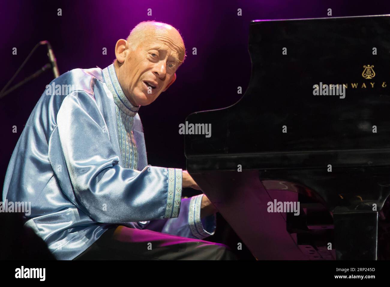 (180816) -- BUDAPEST, Aug. 16, 2018 -- Australian concert pianist David Helfgott performs during his concert in Papp Laszlo Sports Arena in Budapest, Hungary on Aug. 15, 2018. )(gj) HUNGARY-BUDAPEST-MUSIC CONCERT AttilaxVolgyi PUBLICATIONxNOTxINxCHN Stock Photo
