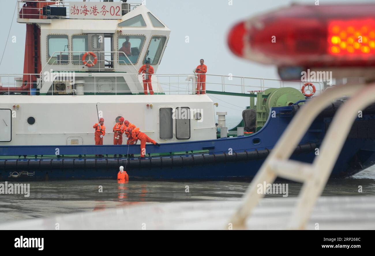 (180821) -- CANGZHOU, Aug. 21, 2018 (Xinhua) -- Rescuers participate in a maritime emergency drill near the Port of Huanghua in Cangzhou, north China s Hebei Province, Aug. 21, 2018. The maritime safety administrations of Hebei, Tianjin and Shandong held a joint emergency drill in the western Bohai Sea on Tuesday to tackle with search and rescue at sea as well as oil spill response. (Xinhua/Ma Ning)(lmm) CHINA-HEBEI-MARITIME EMERGENCY-DRILL (CN) PUBLICATIONxNOTxINxCHN Stock Photo