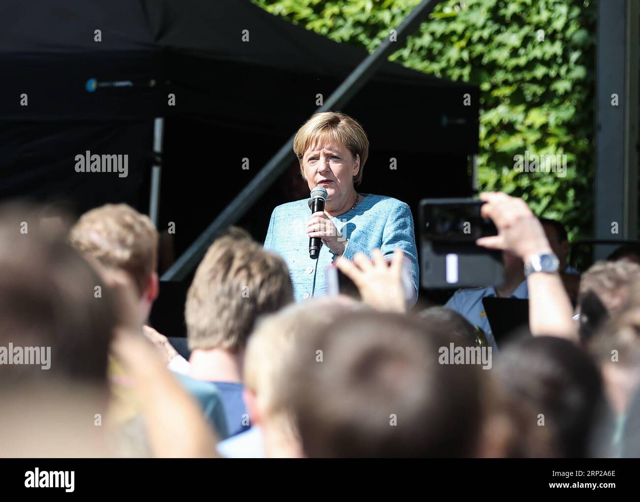 (180826) -- BERLIN, Aug. 26, 2018 -- German Chancellor Angela Merkel (C) speaks during the German Federal Government open day at German Chancellery in Berlin, capital of Germany, on Aug. 26, 2018. Major political institutions of German Federal Government, including German Chancellery, opened to the public on Saturday and Sunday. ) GERMANY-BERLIN-GERMAN FEDERAL GOVERNMENT OPEN DAY ShanxYuqi PUBLICATIONxNOTxINxCHN Stock Photo