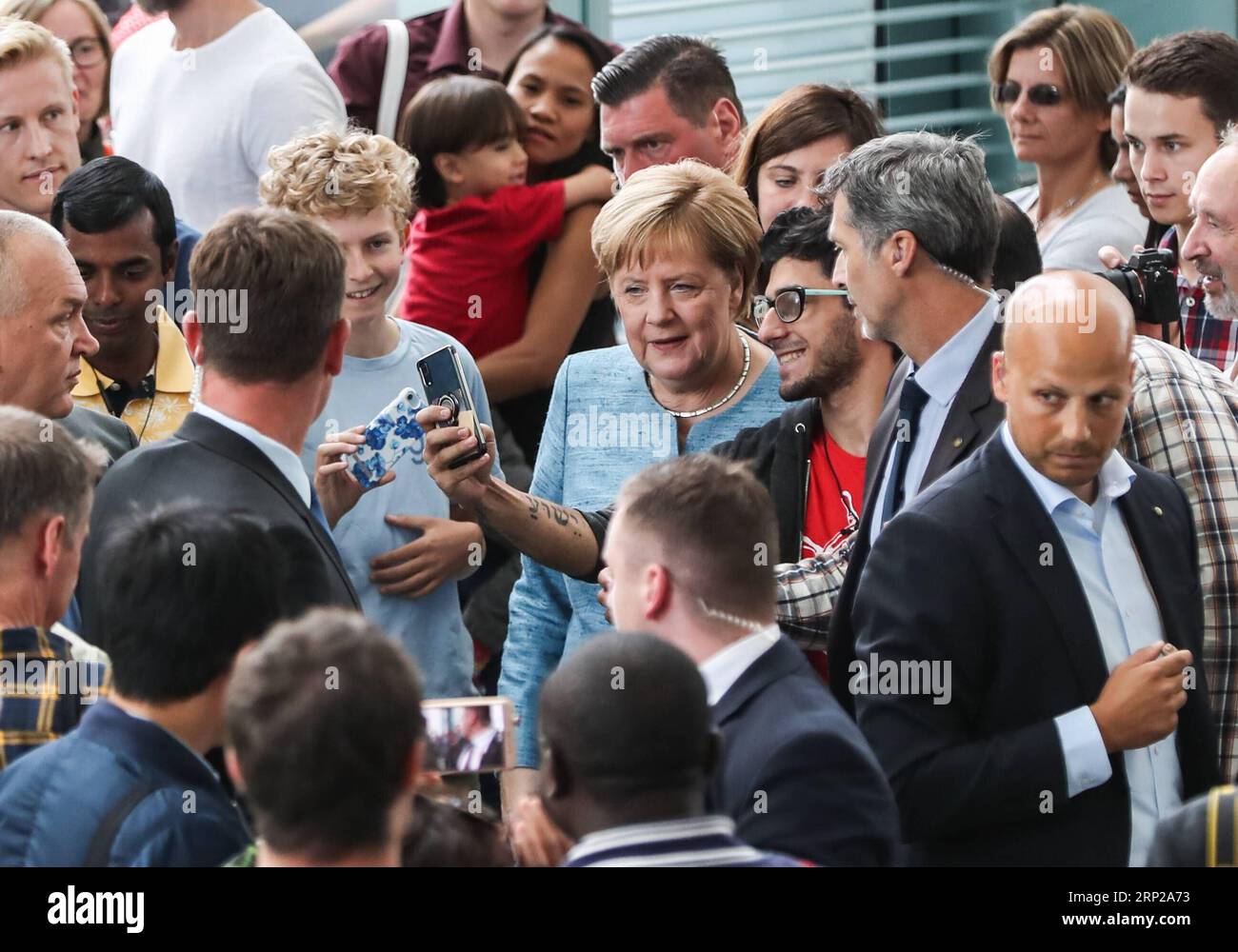 (180826) -- BERLIN, Aug. 26, 2018 -- A visitor poses for a selfie with German Chancellor Angela Merkel (C) during the German Federal Government open day at German Chancellery in Berlin, capital of Germany, on Aug. 26, 2018. Major political institutions of German Federal Government, including German Chancellery, opened to the public on Saturday and Sunday. ) GERMANY-BERLIN-GERMAN FEDERAL GOVERNMENT OPEN DAY ShanxYuqi PUBLICATIONxNOTxINxCHN Stock Photo