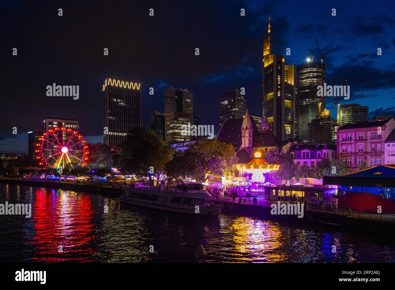 The colourful lights of the Mainfest shine in the evening. The Mainfest