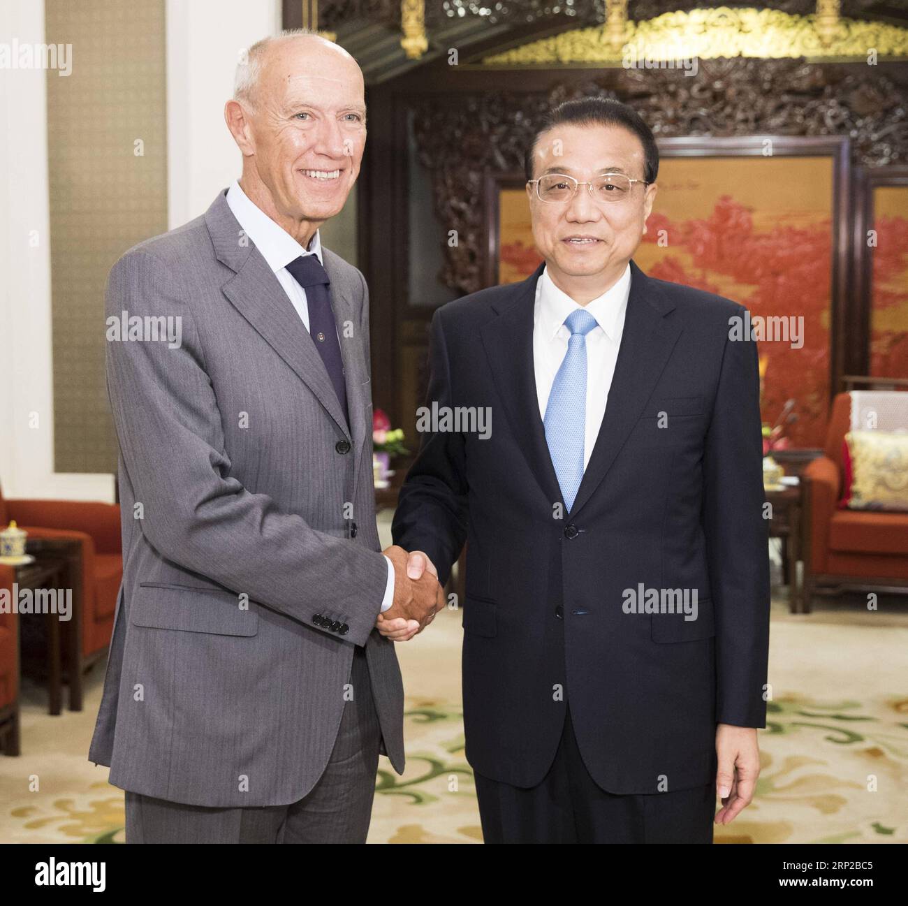 (180828) -- BEIJING, Aug. 28, 2018 -- Chinese Premier Li Keqiang (R) meets with World Intellectual Property Organization (WIPO) Director-General Francis Gurry, who is here to attend the 2018 high-level conference on intellectual property rights (IPRs) for countries along the Belt and Road, in Beijing, capital of China, Aug. 28, 2018. ) (mp) CHINA-BEIJING-LI KEQIANG-WIPO-MEETING (CN) HuangxJingwen PUBLICATIONxNOTxINxCHN Stock Photo