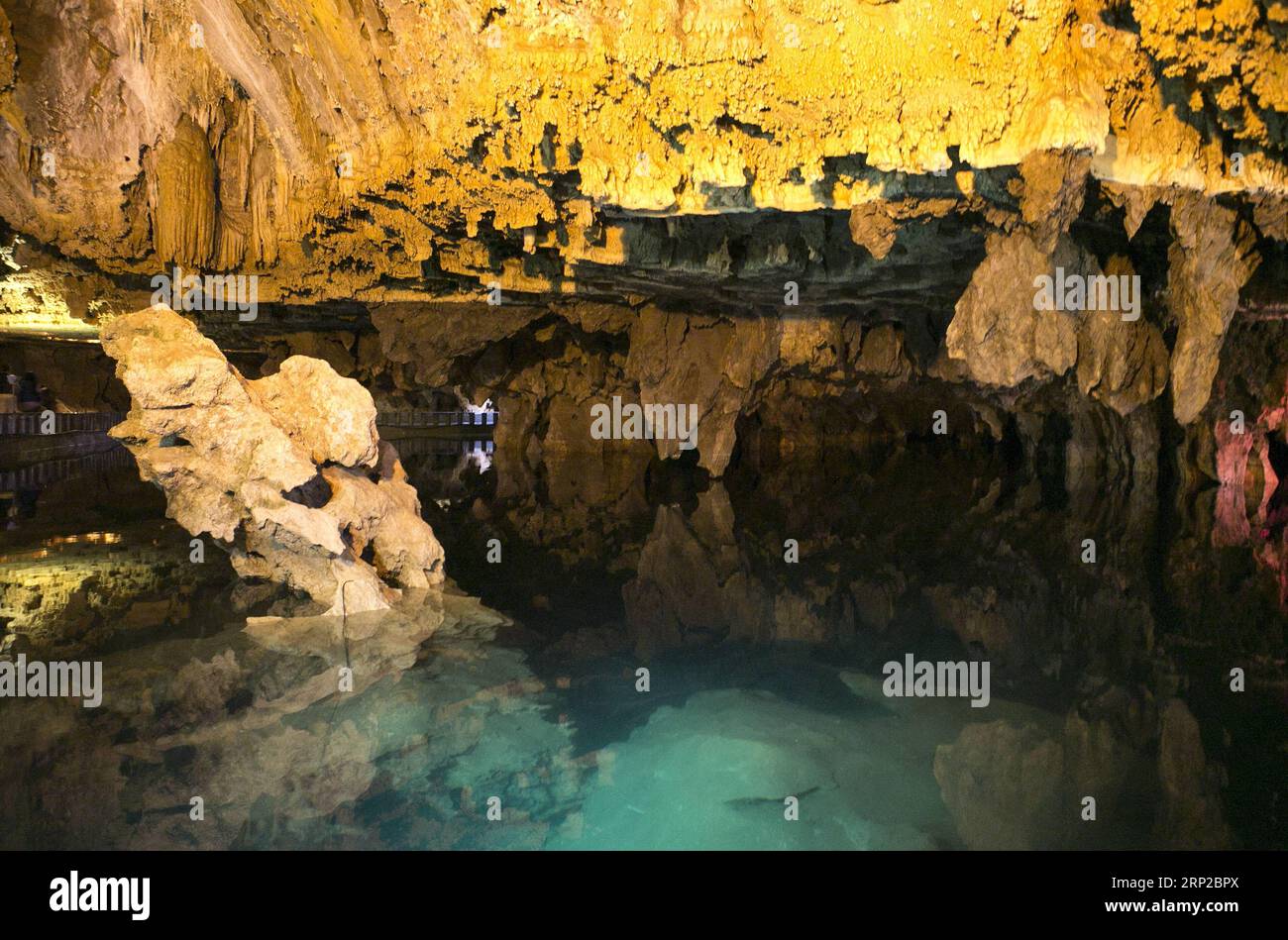 (180829) -- HAMEDAN, Aug. 29, 2018 -- Photo taken on Aug. 27, 2018 shows a view of Alisadr cave in Hamedan province, western Iran, on Aug. 27, 2018. Alisadr Cave attracts thousands of tourists every year. ) (qxy) IRAN-HAMEDAN-ALISADR CAVE AhmadxHalabisaz PUBLICATIONxNOTxINxCHN Stock Photo