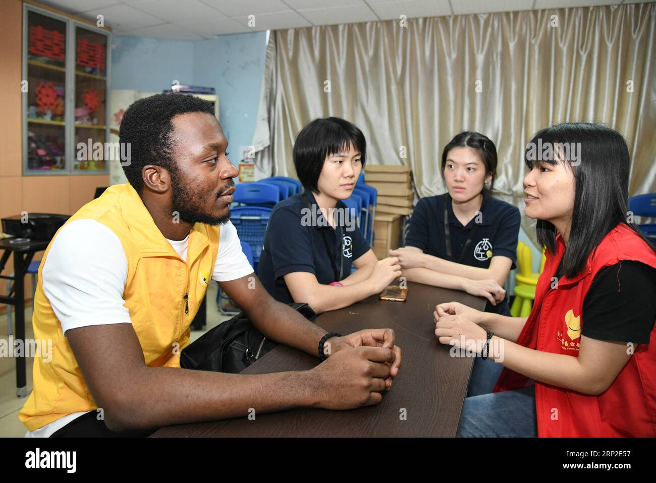 (180901) -- GUANGZHOU, Sept. 1, 2018 -- African student Kabey Heritier Lweny (1st L) learns from fellow volunteers in Guangzhou, south China s Guangdong Province, Aug. 29, 2018. Kabey, who comes from the Democratic Republic of Congo, came to Guangdong University of Technology as a Chinese language major about a year ago. The rich Chinese cuisine and culture have always appealed to him, but it s by taking part in various volunteer activities that has made him embrace the life in Guangzhou ever more closely. I grew to learn more about the Chinese traditions and lifestyles as I joined Chinese vol Stock Photo