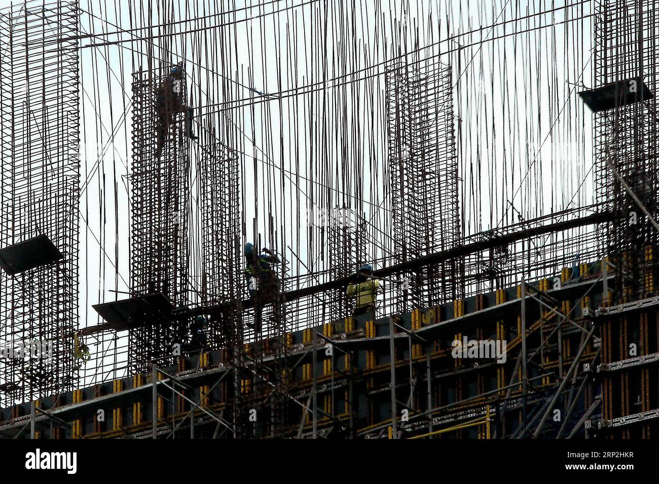 (180904) -- QUEZON CITY, Sep. 4, 2018 -- People work at a construction site of a building in Quezon City, the Philippines, Sep. 4, 2018. The Philippine central bank projected overall increase in prices of widely-used goods and services to settle at around 5.9 percent year-on-year in August. )(rh) PHILIPPINES-QUEZON CITY-ECONOMY ROUELLExUMALI PUBLICATIONxNOTxINxCHN Stock Photo