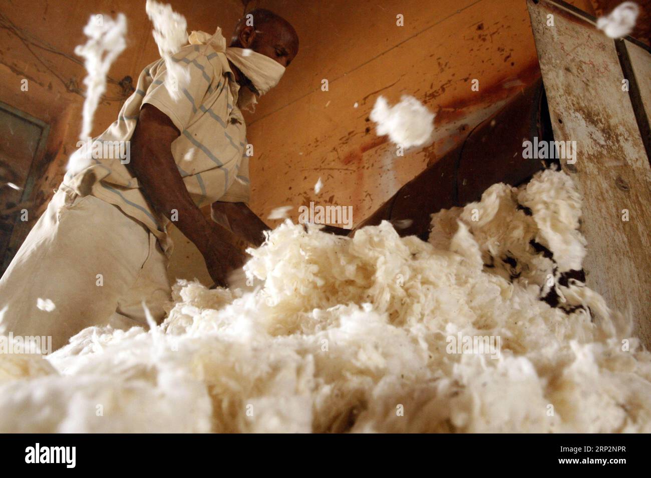 (180908) -- OMDURMAN, Sept. 8, 2018 -- A worker makes cotton bed mattresses in Omdurman, Sudan, Sept. 8, 2018. ) (yg) SUDAN-OMDURMAN-HAND MAKING-MATTRESS MohamedxKhidir PUBLICATIONxNOTxINxCHN Stock Photo