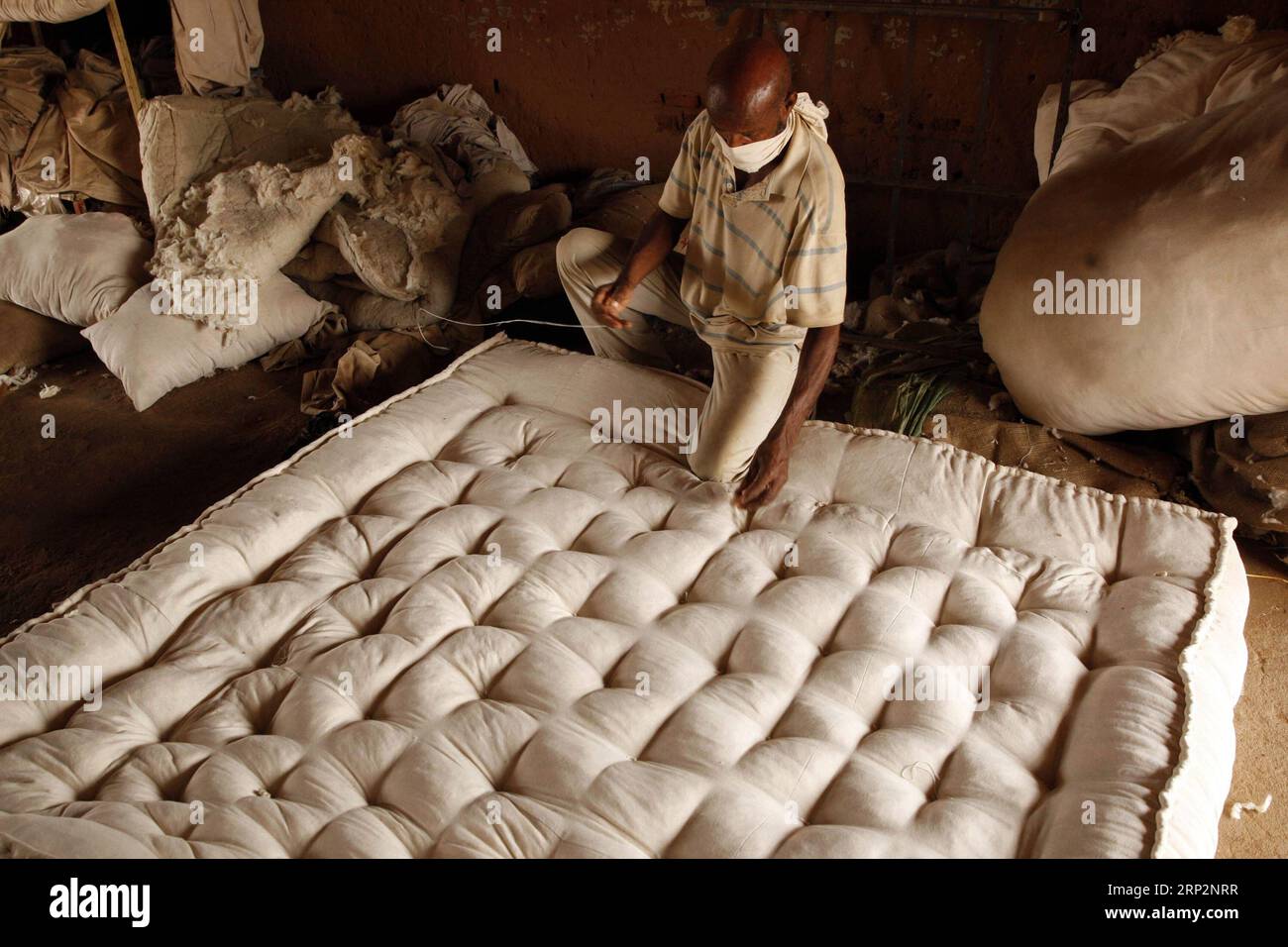 (180908) -- OMDURMAN, Sept. 8, 2018 -- A worker makes cotton bed mattresses in Omdurman, Sudan, Sept. 8, 2018. ) (yg) SUDAN-OMDURMAN-HAND MAKING-MATTRESS MohamedxKhidir PUBLICATIONxNOTxINxCHN Stock Photo