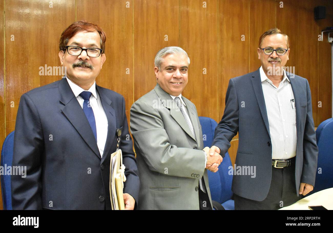 (180911) -- , Sept. 11, 2018 -- Kazi Shofiqul Azam(R), secretary of ...