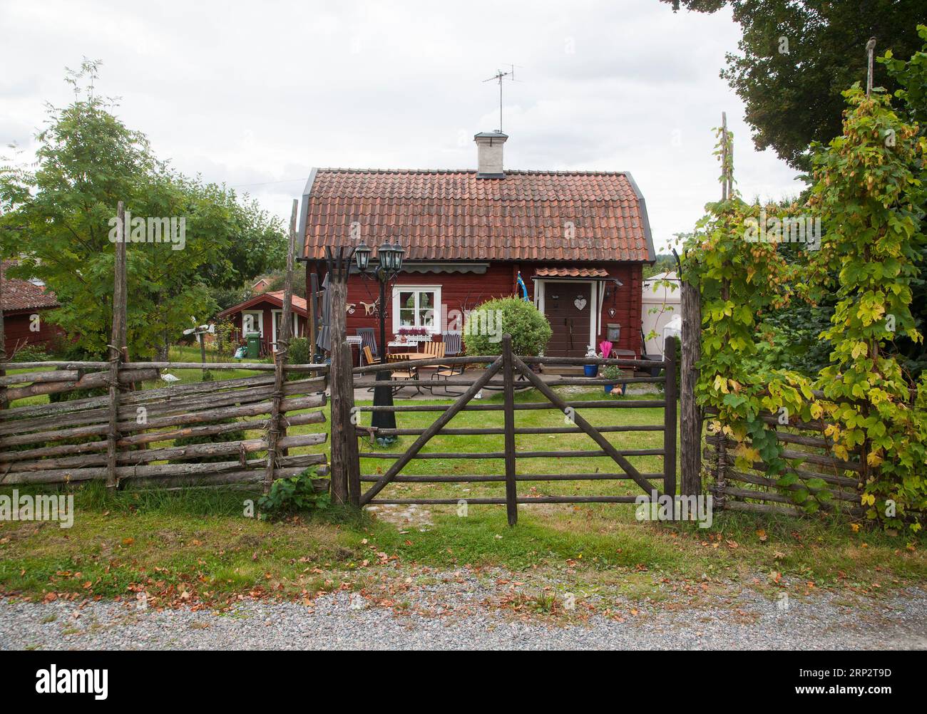 Cottage garden wooden fence hi-res stock photography and images - Alamy