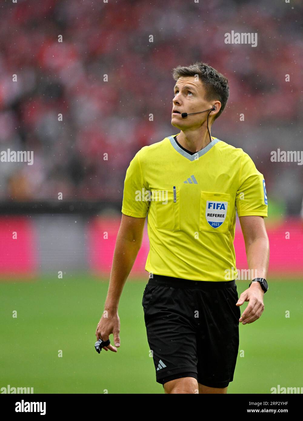 Referee Daniel Siebert looks up to the sky, rain, Allianz Arena, Munich