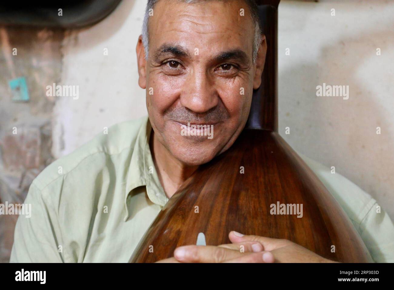Lute maker hires stock photography and images Alamy