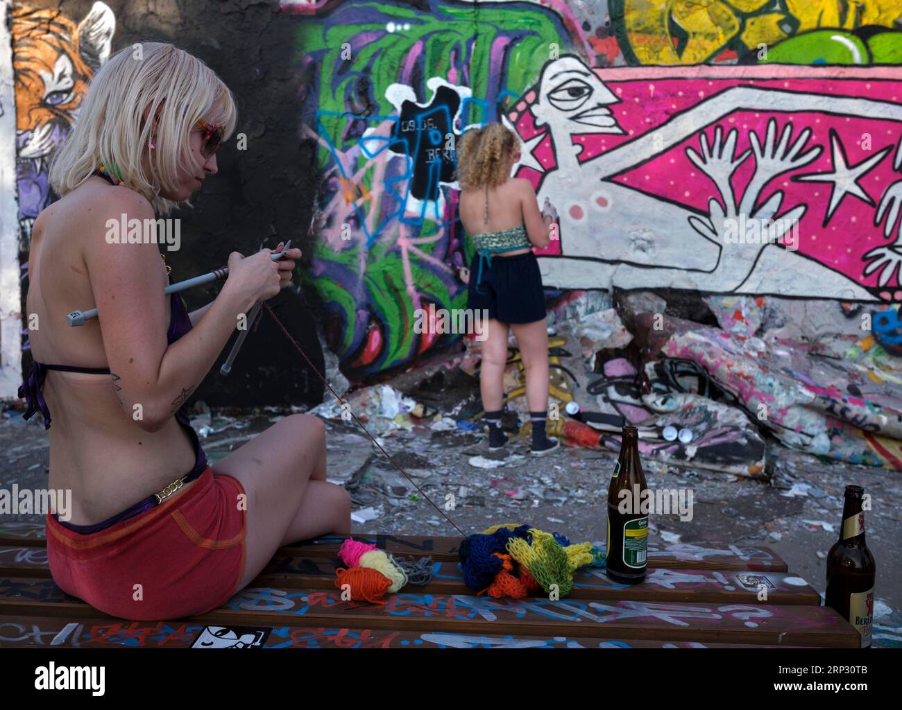 Germany, Berlin, 11.06.2023, Sunday afternoon in Mauerpark, knitting and spraying Dutch women at the graffiti wall Stock Photo