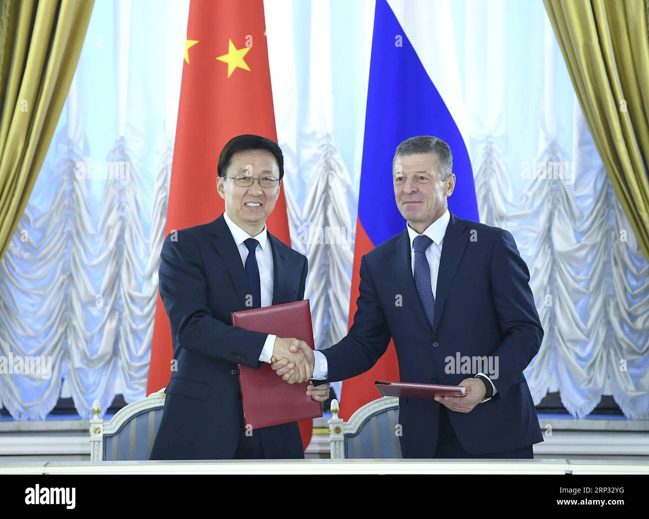 (180918) -- MOSCOW, Sept. 18, 2018 -- Chinese Vice Premier Han Zheng (L), also a member of the Standing Committee of the Political Bureau of the Communist Party of China (CPC) Central Committee, and Russian Deputy Prime Minister Dmitry Kozak sign the summary of minutes of the 15th meeting of the China-Russia Energy Cooperation Committee in Moscow, Russia, Sept. 17, 2018. Han met with Kozak in Moscow on Monday and co-chaired the meeting with him. )(mcg) RUSSIA-CHINA-HAN ZHENG-DMITRY KOZAK-MEETING YanxYan PUBLICATIONxNOTxINxCHN Stock Photo
