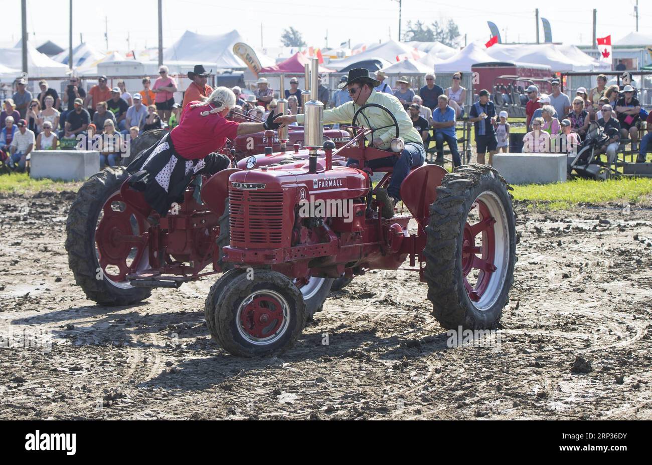 (180922) -- TORONTO, Sept. 22, 2018 -- Drivers perform with their tractors during the Dancing Tractors Show of the 2018 International Plowing Match and Rural Expo in Chatham-Kent, Ontario, Canada, Sept. 21, 2018. ) (jmmn) CANADA-ONTARIO-CHATHAM KENT-IPM-DANCING TRACTORS ZouxZheng PUBLICATIONxNOTxINxCHN Stock Photo
