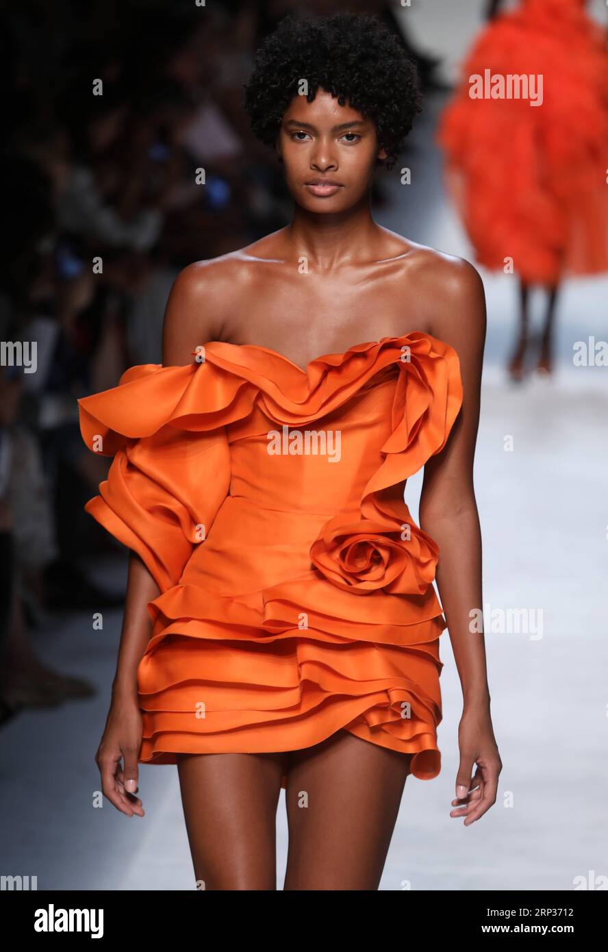 (180922) -- MILAN, Sept. 22, 2018 () -- A model presents a creation of ...
