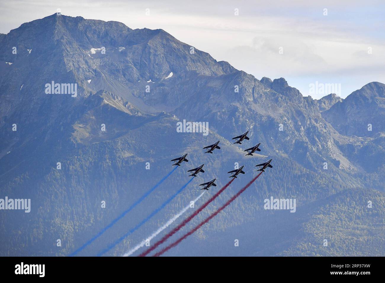 (180924) -- SAINT-HILAIRE, Sept. 24, 2018 (Xinhua) -- Photo taken on Sept. 22, 2018 shows a show of Patrouille de France in Saint-Hilaire, France. The four-day air sports festival, Coupe Icare, concluded on Sunday. On its 45th edition, the Coupe Icare this year attracted about 700 accredited pilots and over 90,000 spectators. (Xinhua/Chen Yichen) (SP)FRANCE-SAINT-HILAIRE-AIR SPORTS-45TH COUPE ICARE PUBLICATIONxNOTxINxCHN Stock Photo