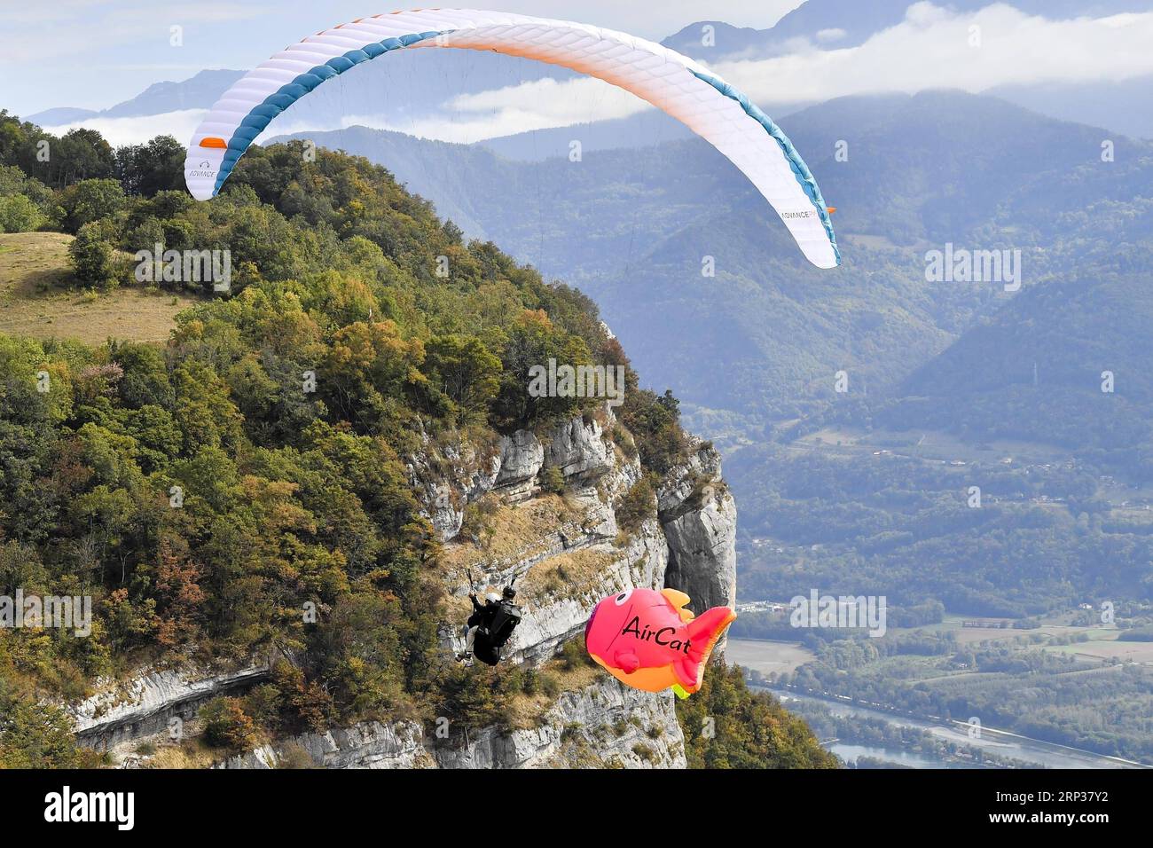 (180924) -- SAINT-HILAIRE, Sept. 24, 2018 (Xinhua) -- A pilot practices a disguised flight in Saint-Hilaire, France on Sept. 22, 2018. The four-day air sports festival, Coupe Icare, concluded on Sunday. On its 45th edition, the Coupe Icare this year attracted about 700 accredited pilots and over 90,000 spectators. (Xinhua/Chen Yichen) (SP)FRANCE-SAINT-HILAIRE-AIR SPORTS-45TH COUPE ICARE PUBLICATIONxNOTxINxCHN Stock Photo
