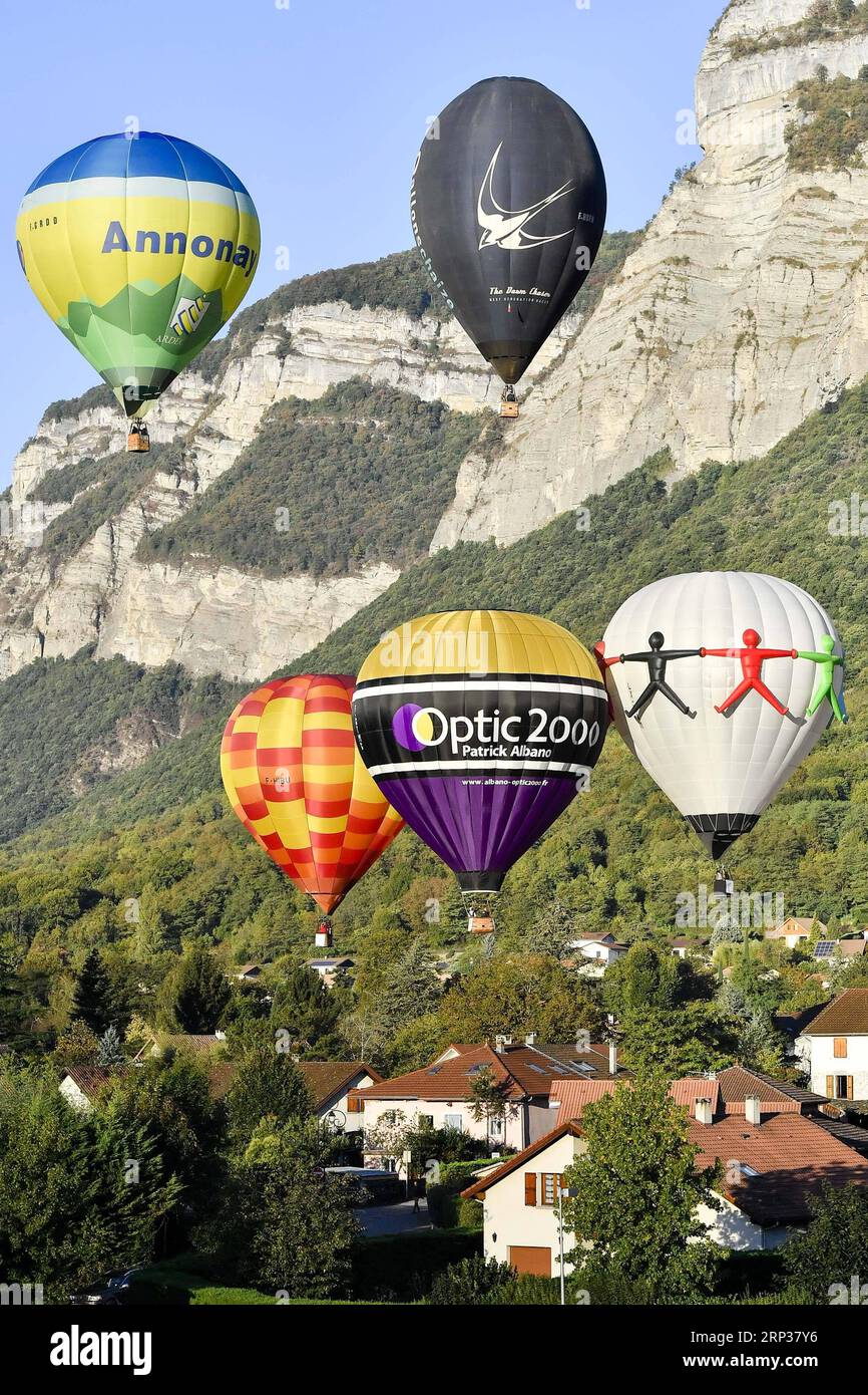 (180924) -- SAINT-HILAIRE, Sept. 24, 2018 (Xinhua) -- Photo taken on Sept. 23, 2018 shows hot air balloons flying over Saint-Hilaire, France. The four-day air sports festival, Coupe Icare, concluded on Sunday. On its 45th edition, the Coupe Icare this year attracted about 700 accredited pilots and over 90,000 spectators. (Xinhua/Chen Yichen) (SP)FRANCE-SAINT-HILAIRE-AIR SPORTS-45TH COUPE ICARE PUBLICATIONxNOTxINxCHN Stock Photo