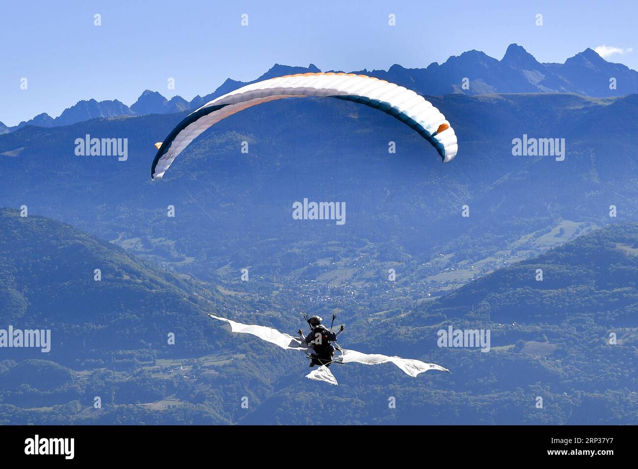 (180924) -- SAINT-HILAIRE, Sept. 24, 2018 (Xinhua) -- A pilot practices a disguised flight in Saint-Hilaire, France on Sept. 23, 2018. The four-day air sports festival, Coupe Icare, concluded on Sunday. On its 45th edition, the Coupe Icare this year attracted about 700 accredited pilots and over 90,000 spectators. (Xinhua/Chen Yichen) (SP)FRANCE-SAINT-HILAIRE-AIR SPORTS-45TH COUPE ICARE PUBLICATIONxNOTxINxCHN Stock Photo