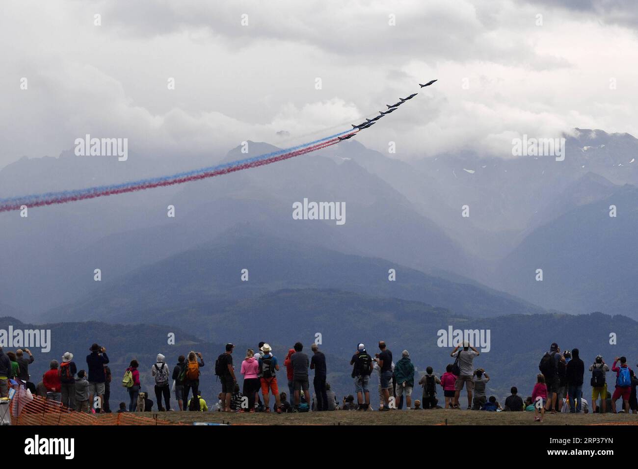 (180924) -- SAINT-HILAIRE, Sept. 24, 2018 (Xinhua) -- Spectators watch the show of Patrouille de France in Saint-Hilaire, France on Sept. 21, 2018. The four-day air sports festival, Coupe Icare, concluded on Sunday. On its 45th edition, the Coupe Icare this year attracted about 700 accredited pilots and over 90,000 spectators. (Xinhua/Chen Yichen) (SP)FRANCE-SAINT-HILAIRE-AIR SPORTS-45TH COUPE ICARE PUBLICATIONxNOTxINxCHN Stock Photo
