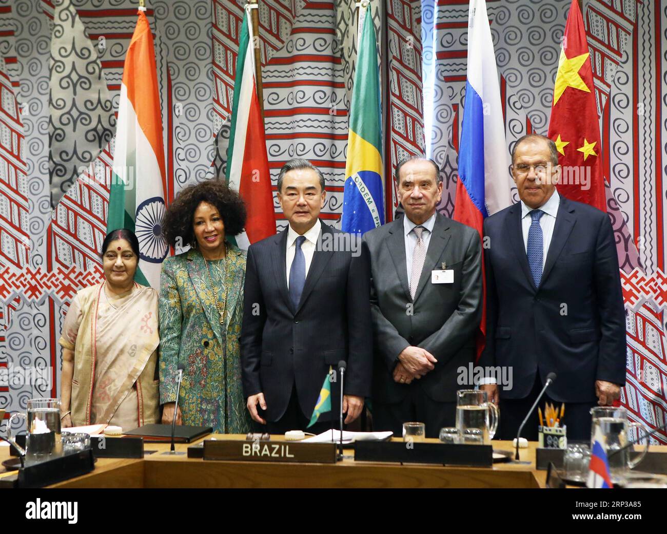 News Bilder des Tages (180928) -- UNITED NATIONS, Sep. 28, 2018 -- Chinese State Councilor and Foreign Minister Wang Yi (C) poses for a group photo with Indian External Affairs Minister Sushma Swaraj (1st L), South African Minister of International Relations and Cooperation Lindiwe Sisulu (2nd L), Brazilian Foreign Minister Aloysio Nunes (2nd R) and Russian Foreign Minister Sergey Lavrov before their meeting at the UN headquarters in New York, on Sept. 27, 2018. Foreign ministers of Brazil, Russia, India, China and South Africa (BRICS) vowed on Thursday to uphold multilateralism, safeguard int Stock Photo