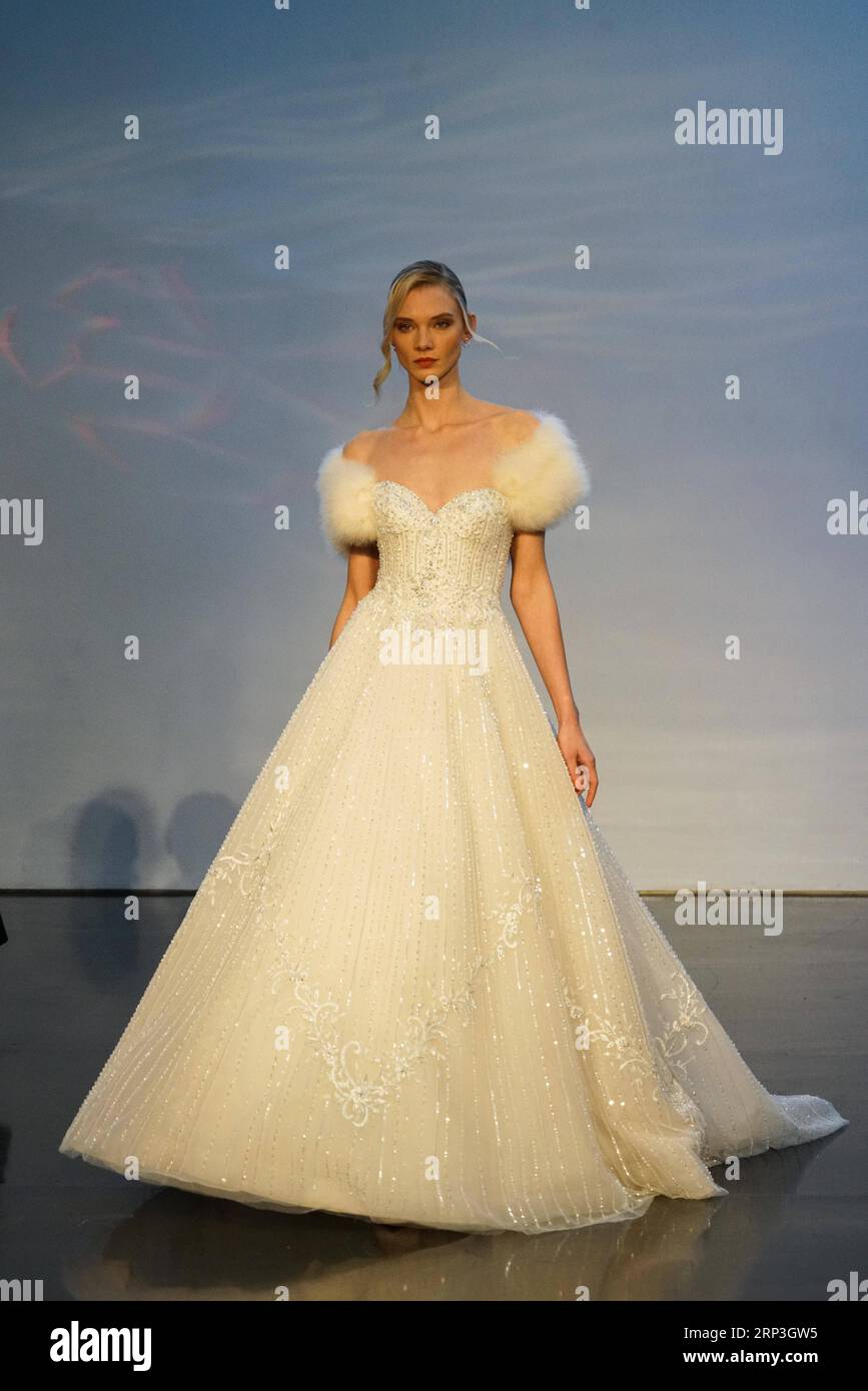 181005) -- NEW YORK, Oct. 5, 2018 -- A model presents a creation from Berta  Fall/Winter 2019 collection during the New York Bridal Fashion Week in New  York, the United States, Oct.