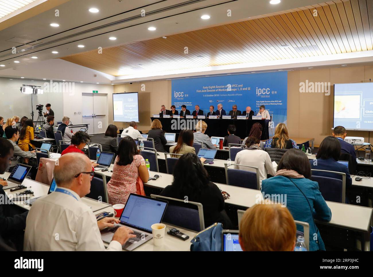 (181008) -- INCHEON, Oct. 8, 2018 -- A press conference of the 48th seesion of the Intergovernmental Panel on Climate Change (IPCC) is held in South Korea s western port city of Incheon, Oct. 8, 2018. The IPCC, an international body assessing the science related to climate change, on Monday urged rapid and far-reaching changes in all aspects of the entire world to fight against global warming after adopting a special report on global warming. ) (cl) SOUTH KOREA-INCHEON-IPCC-REPORT WangxJingqiang PUBLICATIONxNOTxINxCHN Stock Photo
