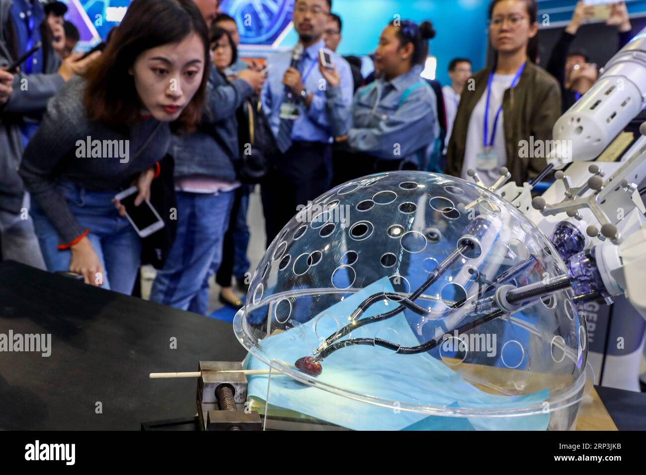 (181008) -- BEIJING, Oct. 8, 2018 -- Members of the press look at a porotic laparoscopic surgery robot system during a press preview of the 2018 National Mass Innovation and Entrepreneurship Week in Beijing, capital of China, Oct. 8, 2018. The weekly event will run from October 9 to 15. ) (lmm) CHINA-BEIJING-TECHNOLOGY-INNOVATION-ENTREPRENEURSHIP (CN) ZhangxYuwei PUBLICATIONxNOTxINxCHN Stock Photo