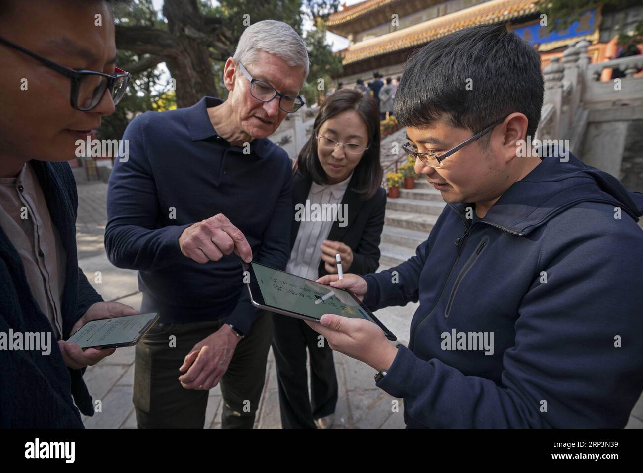 (181011) -- BEIJING, Oct. 11, 2018 -- Liu Zhipeng (1st R), one of the founders of Xichuangzhu APP, shows Apple s CEO Tim Cook (2nd L) how to write calligraphy on iPad with Apple Pencil at Beijing Confucian Temple in Beijing, capital of China, on Oct. 10, 2018. Cook paid a visit to Beijing Confucian Temple and the Imperial College on Wednesday. ) (sxk) CHINA-BEIJING-APPLE CEO-COOK-VISIT (CN) CaixYang PUBLICATIONxNOTxINxCHN Stock Photo