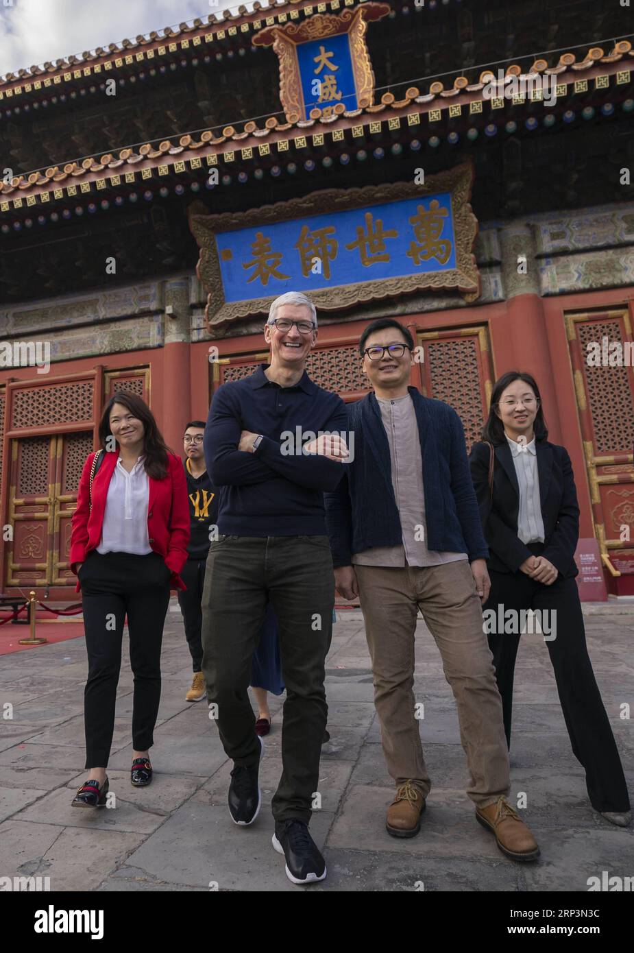 (181011) -- BEIJING, Oct. 11, 2018 -- Apple s CEO Tim Cook and Qu Zhangcai (2nd R), one of the founders of Xichuangzhu APP, visit Beijing Confucian Temple in Beijing, capital of China, on Oct. 10, 2018. Cook paid a visit to Beijing Confucian Temple and the Imperial College on Wednesday. ) (sxk) CHINA-BEIJING-APPLE CEO-COOK-VISIT (CN) CaixYang PUBLICATIONxNOTxINxCHN Stock Photo