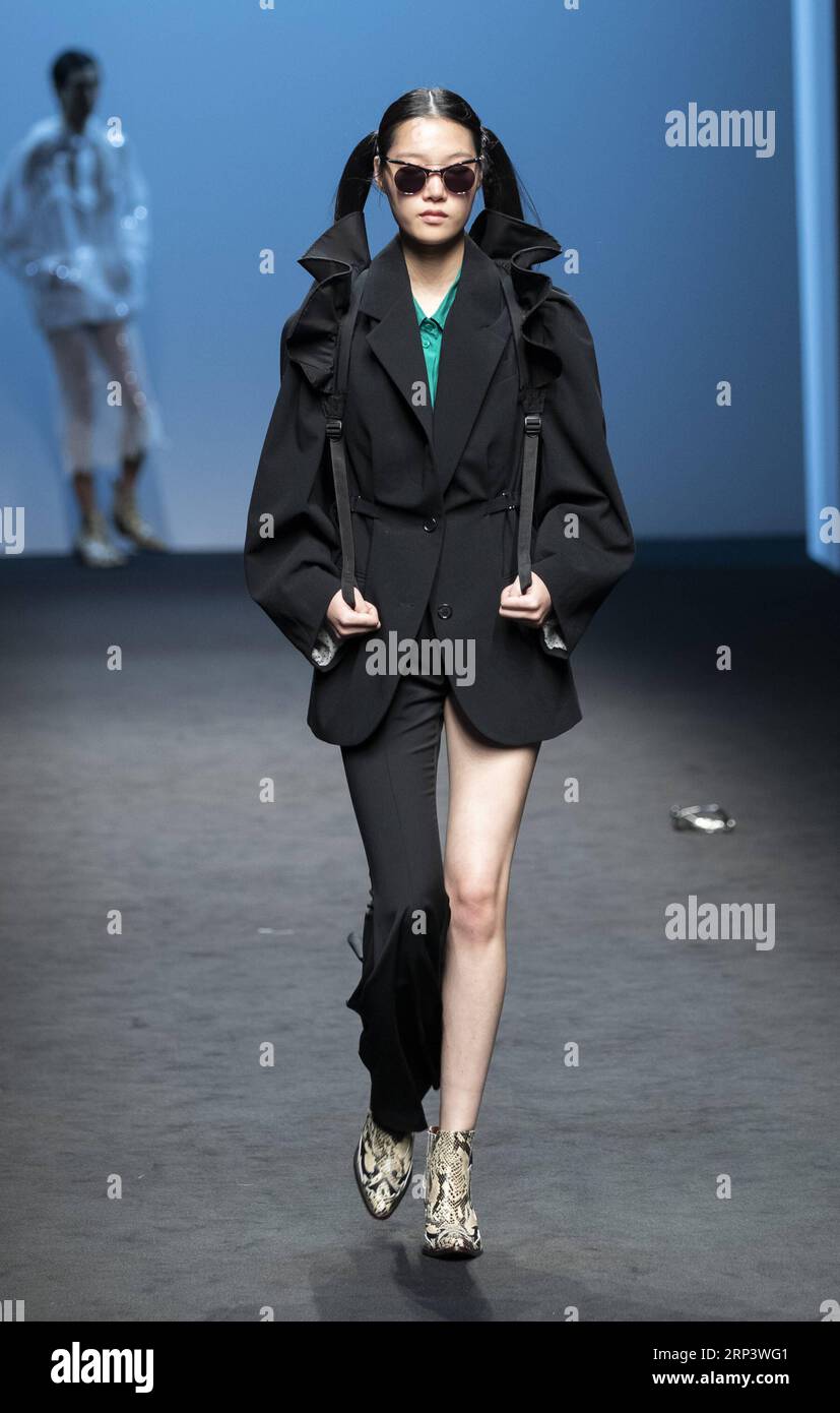 (181017) -- SEOUL, Oct. 17, 2018 -- A model displays a creation by designer Park Seung-Gun during Seoul Fashion Week at the Dongdaemun Design Plaza in Seoul, South Korea, Oct. 17, 2018. ) (wtc) SOUTH KOREA-SEOUL-FASHION WEEK LeexSang-ho PUBLICATIONxNOTxINxCHN Stock Photo