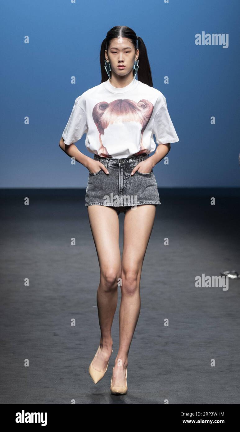 (181017) -- SEOUL, Oct. 17, 2018 -- A model displays a creation by designer Park Seung-Gun during Seoul Fashion Week at the Dongdaemun Design Plaza in Seoul, South Korea, Oct. 17, 2018. ) (wtc) SOUTH KOREA-SEOUL-FASHION WEEK LeexSang-ho PUBLICATIONxNOTxINxCHN Stock Photo