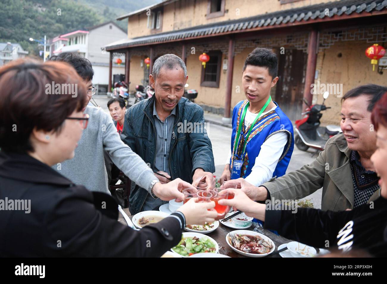 (181018) -- TONGLU, Oct. 18, 2018 (Xinhua) -- Local residents and tourists enjoy the long-table banquet held at Longfeng Ethnic Village in Eshan Township of the She ethnic group of Tonglu County, east China s Zhejiang Province, Oct. 17, 2018. A total of 100 tables of delicacies were presented at the long-table banquet along a street held at the village, attracting local residents as well as tourists to enjoy the food of the She ethnic group. (Xinhua/Huang Zongzhi)(sxk) CHINA-ZHEJIANG-TONGLU-LONG-TABLE BANQUET (CN) PUBLICATIONxNOTxINxCHN Stock Photo