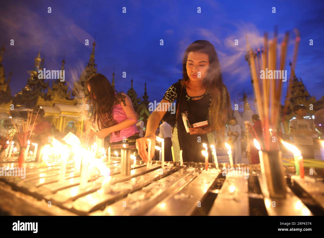 (181024) -- YANGON, Oct. 24, 2018 -- People lights candles to pray on