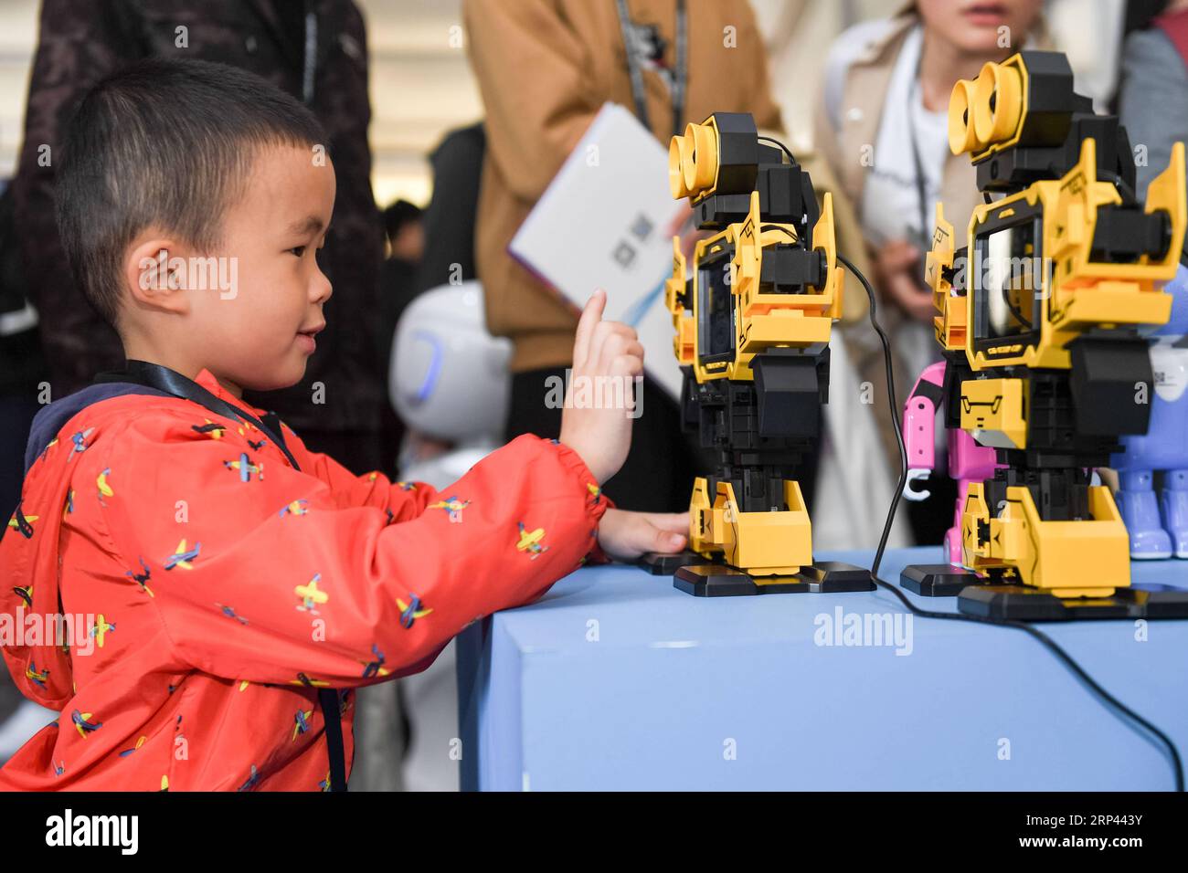 (181025) -- HEFEI, Oct. 25, 2018 -- A child interacts with an educational robot during the 1st world sound fair in Hefei, capital of east China s Anhui Province, Oct. 24, 2018. The 1st world sound fair kicked off here Wednesday. ) (yxb) CHINA-HEFEI-SOUND FAIR(CN) ZhangxDuan PUBLICATIONxNOTxINxCHN Stock Photo