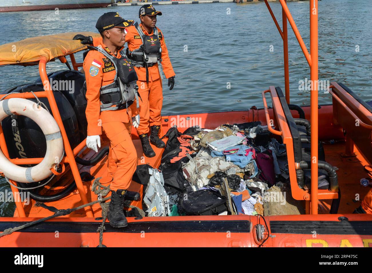 News Bilder des Tages Indonesien, Flugzeugabsturz bei Jakarta, Teile des Wracks gefunden (181029) -- JAKARTA, Oct. 29, 2018 -- Search and Rescue officers stand on the speed boat carrying debris of passenger jet and body of victims at the Tanjung Priok port, Jakarta, Indonesia, Oct. 29, 2018. A passenger plane of Indonesia s Lion Air with 189 people aboard crashed into the sea off Karawang of Indonesia s West Java province shortly after taking off from Jakarta Monday, head of the national Search and Rescue Office M. Syaugi said. ) (psw) INDONESIA-JAKARTA-LION AIR-CRASH VerixSanovri PUBLICATIONx Stock Photo