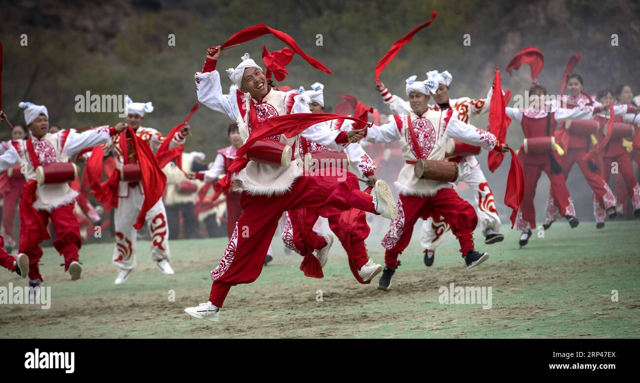 YANAN-CHINA-MAY 25. A local performer does a Ansai waist drum dance. The  performance has a history of 2,000 years Stock Photo - Alamy