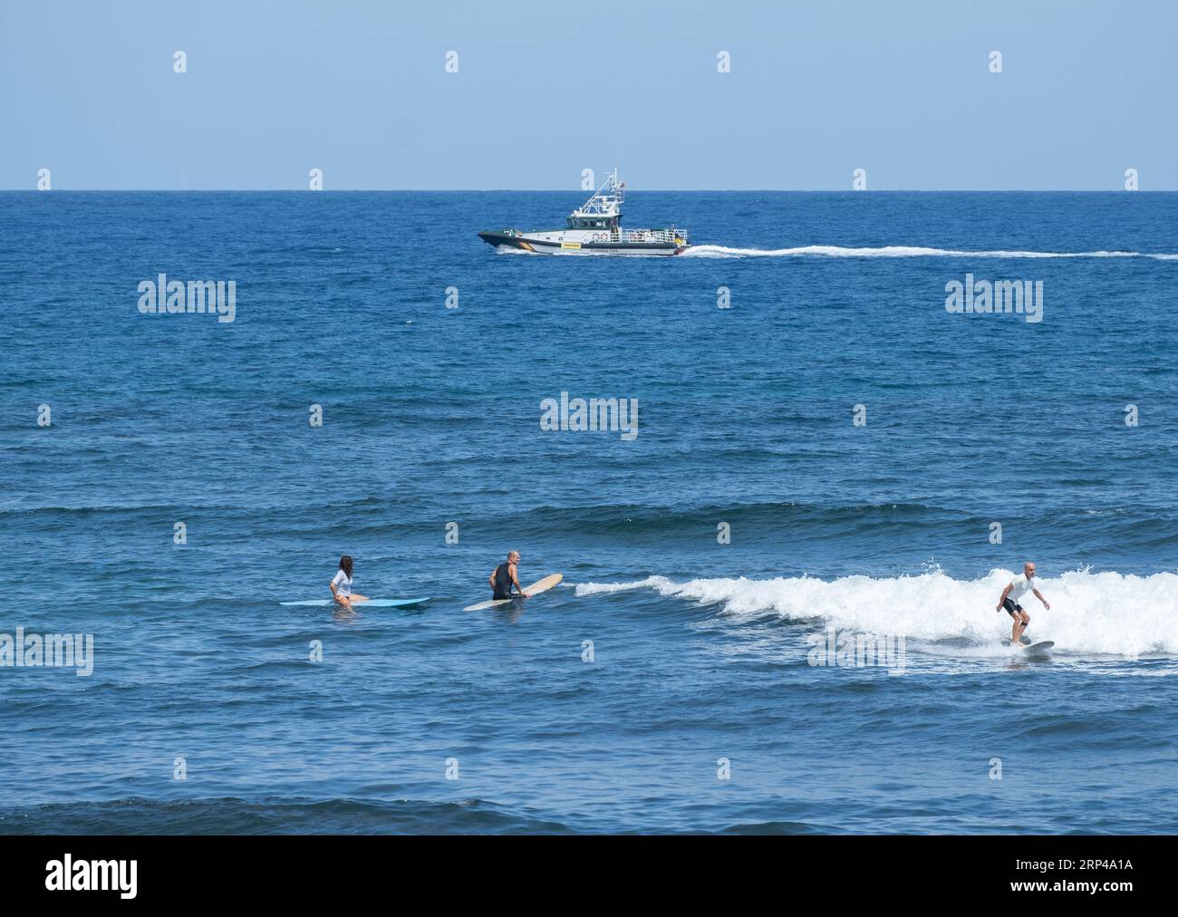 Sharks near surfers hi-res stock photography and images - Alamy