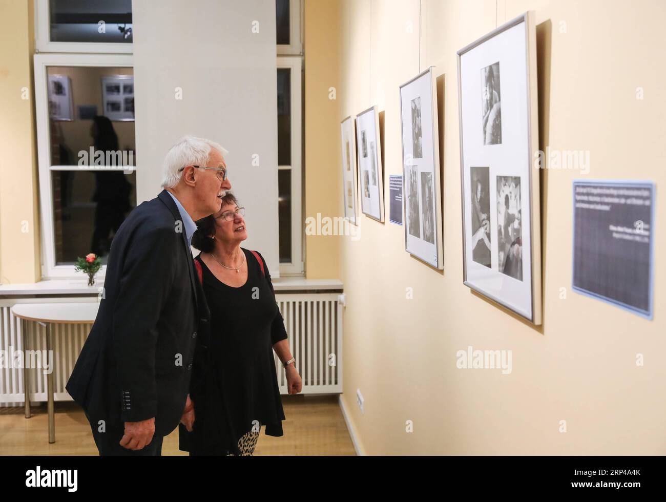 (181101) -- BERLIN, Nov. 1, 2018 -- Visitors look at photos at a photography exhibition of Chinese photographer Eva Siao, who was born in Germany and married Chinese poet Xiao San, at the Confucius Institute of Berlin Free University, in Berlin, capital of Germany, on Oct. 31, 2018. )(yk) GERMANY-BERLIN-EVA SIAO-PHOTOGRAPHY EXHIBITION ShanxYuqi PUBLICATIONxNOTxINxCHN Stock Photo