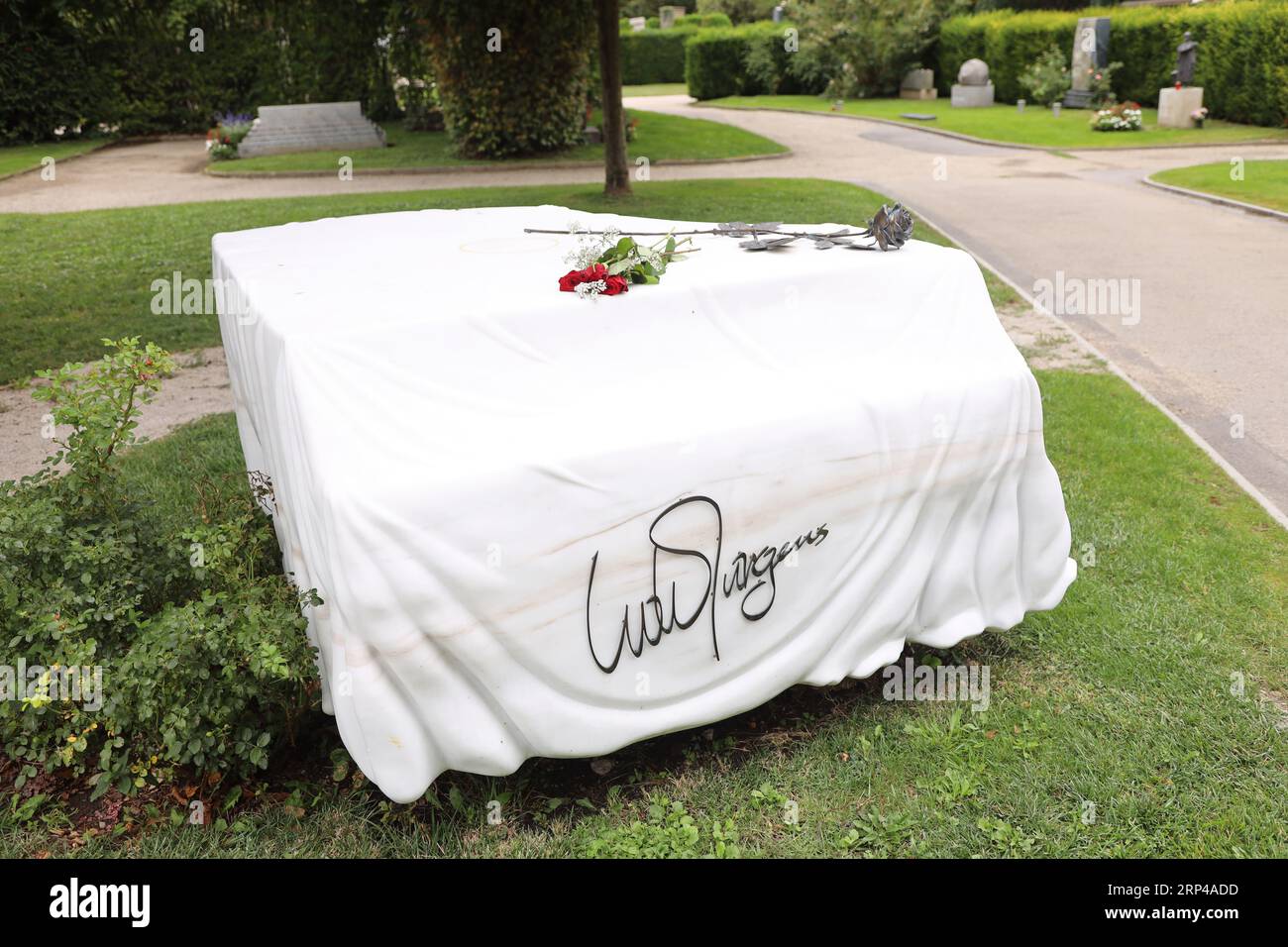 The grave of Udo Jürgens, located in Vienna's Central Cemetery, pays a unique and fitting tribute to the legendary musician and composer. The marble g Stock Photo