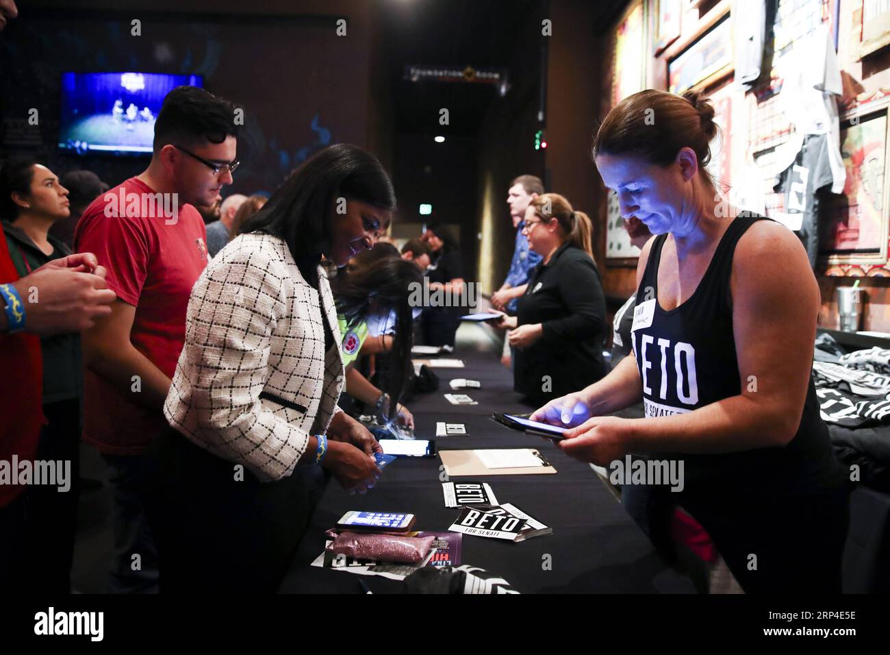 (181106) -- HOUSTON, Nov. 6, 2018 -- Supporters of Democratic candidate of senator Beto O Rourke buy souvenirs during his campaign rally in Houston of Texas Nov. 5, 2018. The United States will hold the midterm elections on Tuesday. ) (yk) U.S.-HOUSTON-MIDTERM ELECTIONS EVE WangxYing PUBLICATIONxNOTxINxCHN Stock Photo