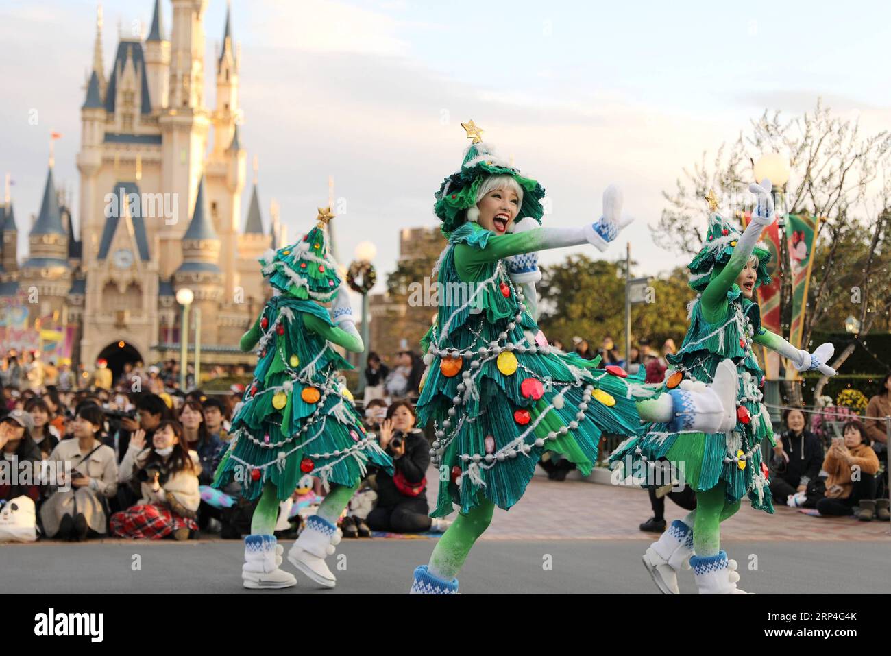 (181107) -- CHIBA, Nov. 7, 2018 -- Actors perform during the Christmas parade at Tokyo Disneyland in Chiba, Japan, on Nov. 7, 2018. ) (psw) JAPAN-CHIBA-DISNEY-CHRISTMAS PARADE DuxXiaoyi PUBLICATIONxNOTxINxCHN Stock Photo