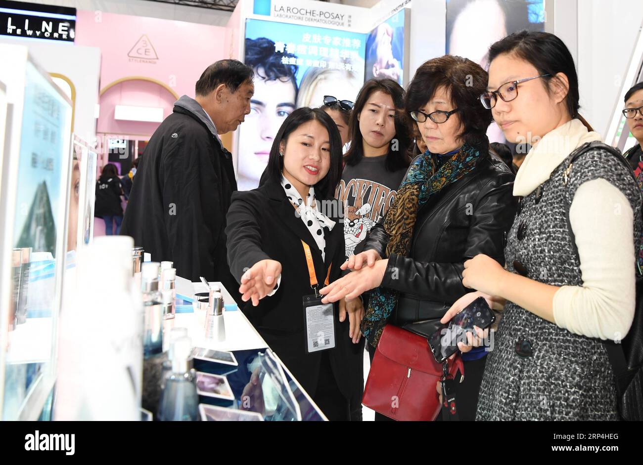 (181109) -- SHANGHAI, Nov. 9, 2018 -- People visit the Apparel, Accessories & Consumer Goods area of the first China International Import Expo (CIIE) in Shanghai, east China, Nov. 9, 2018. The CIIE is opened to group visitors from Nov. 9 to Nov. 10. ) (IMPORT EXPO)CHINA-SHANGHAI-CIIE-GROUP VISITORS (CN) Sadat PUBLICATIONxNOTxINxCHN Stock Photo
