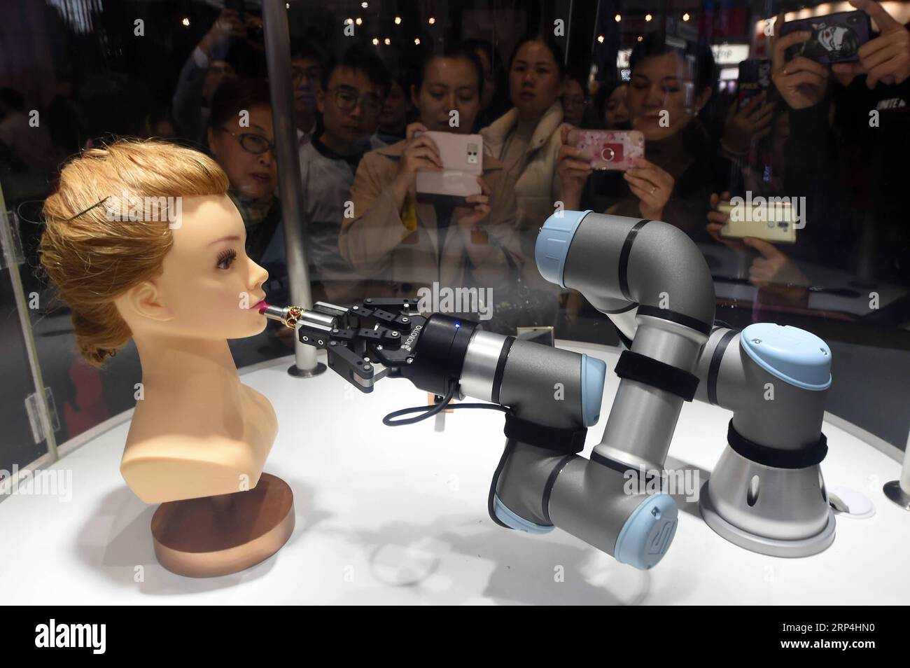 (181109) -- SHANGHAI, Nov. 9, 2018 -- Visitors view a robot arm performing makeup tutorship at the Apparel, Accessories & Consumer Goods area of the first China International Import Expo (CIIE) in Shanghai, east China, Nov. 9, 2018. )(ly) (IMPORT EXPO)CHINA-SHANGHAI-CIIE (CN) HanxYuqing PUBLICATIONxNOTxINxCHN Stock Photo