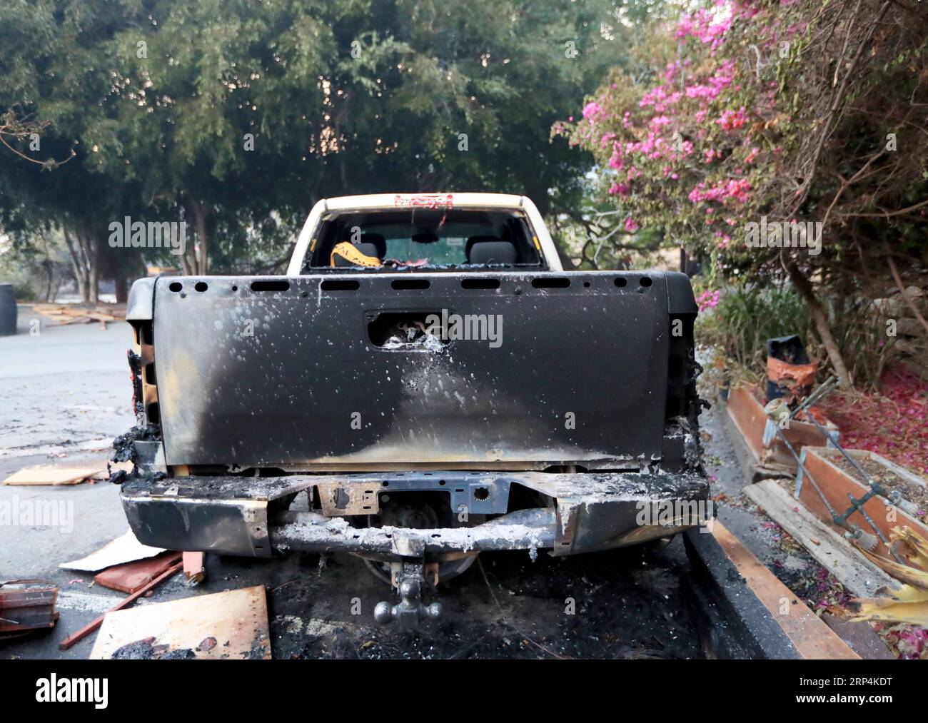 (181111) -- MALIBU, Nov. 11, 2018 -- Photo taken on Nov. 10, 2018 shows a car destroyed by fire in Malibu, California, the United States. ) (djj) U.S.-MALIBU-WILDFIRE LixYing PUBLICATIONxNOTxINxCHN Stock Photo